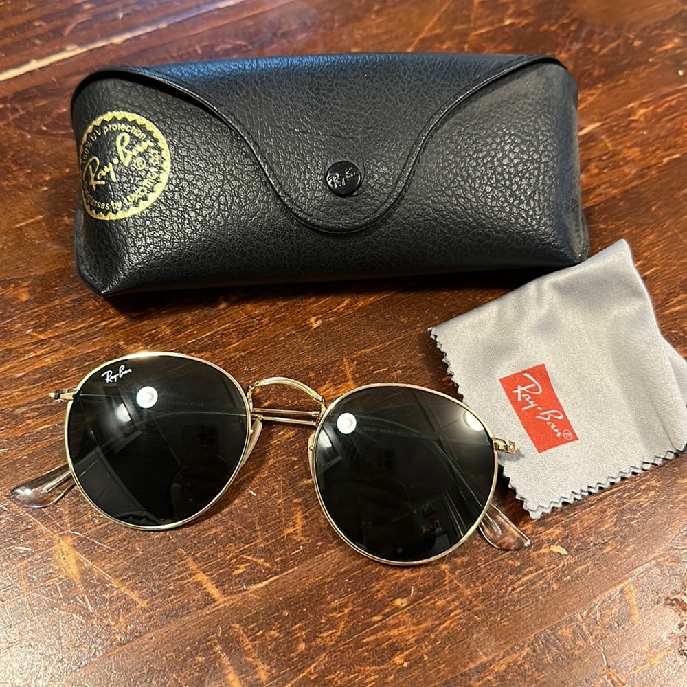 Round gold frame raybans, in excellent condition